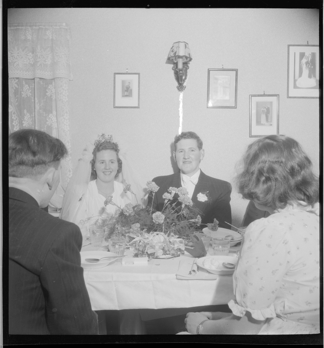 Deltakere på en bryllupsfest sitter til bords.