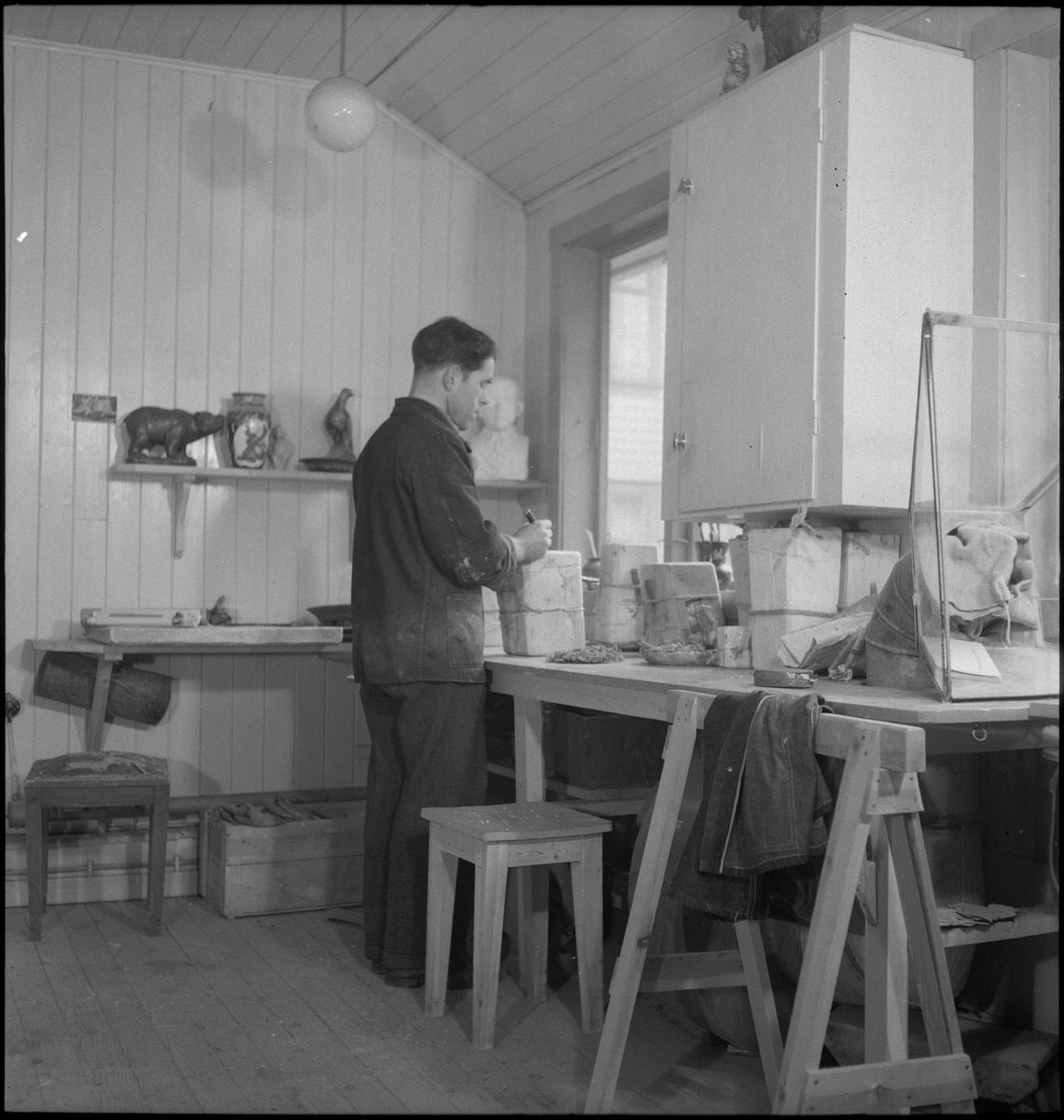 En mann med en støpeform i verkstedet til keramiker Thorvald Olsen.