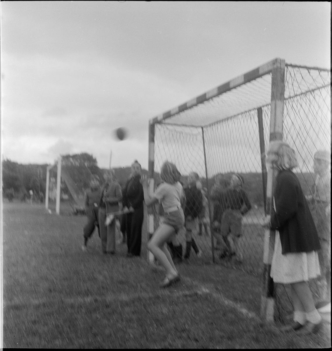 Jenter fra Korsør i Danmark spiller håndball på idrettsmarka i Egersund.