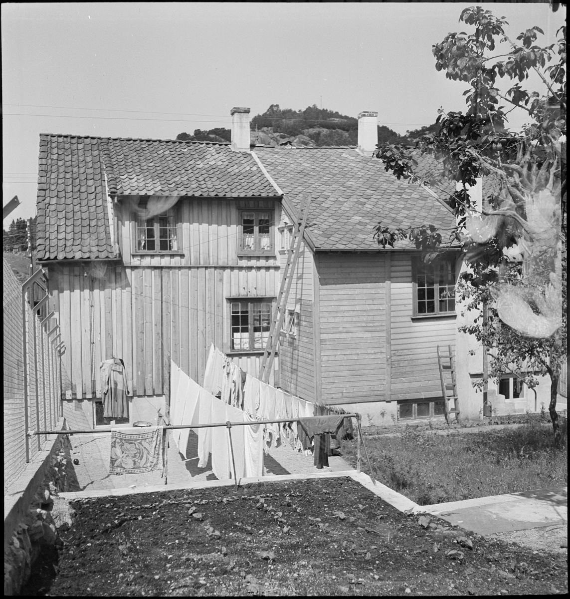 Havnefogd Leif Thu sitt hus i Egersund. Veterinær J. Köhler Ellingsen holdt til i nabohuset.