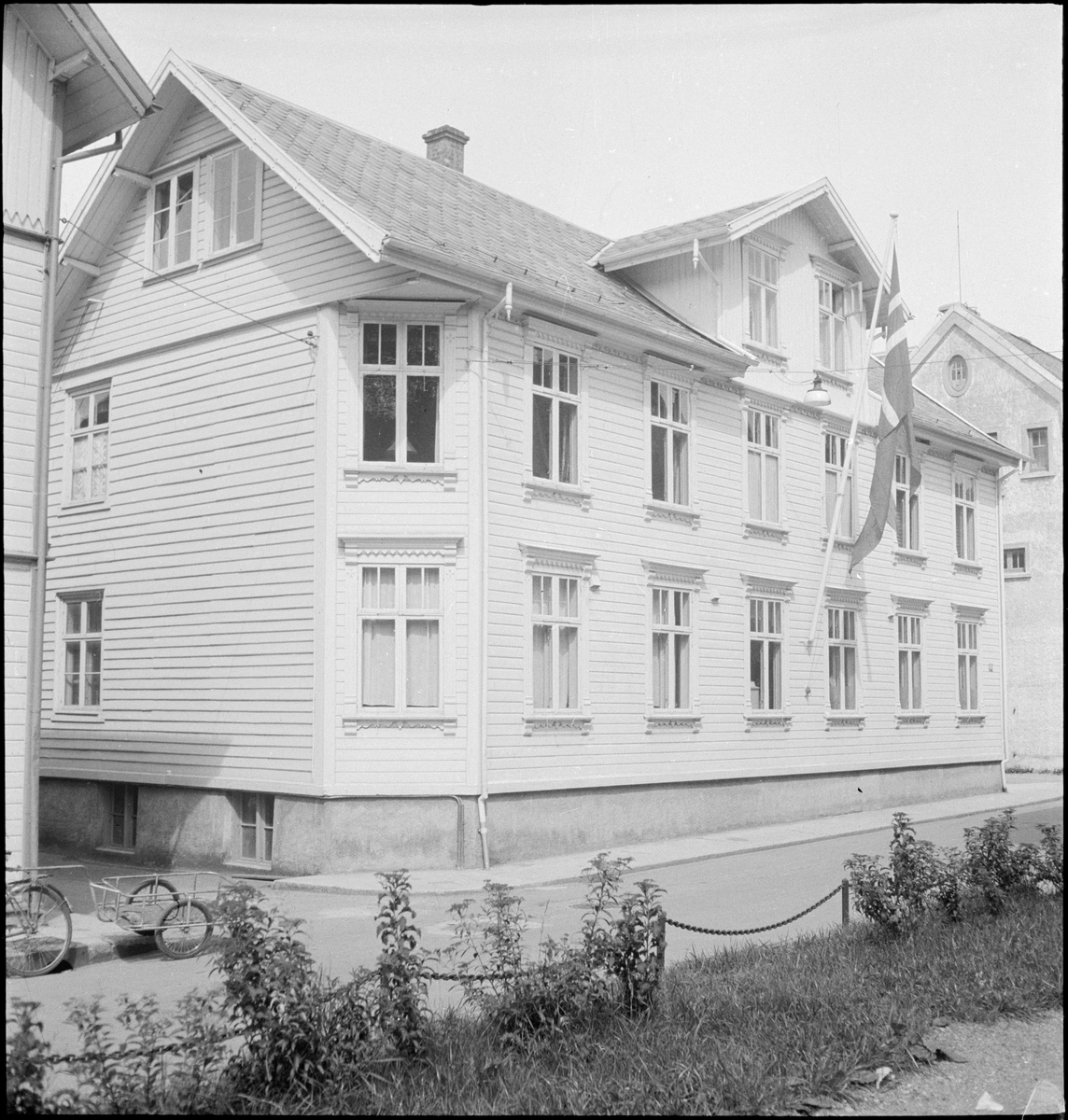 Sorenskrivergården i Strandgaten, Egersund. De to første bildene er tatt fra parken, mens resten er tatt i bakgården.