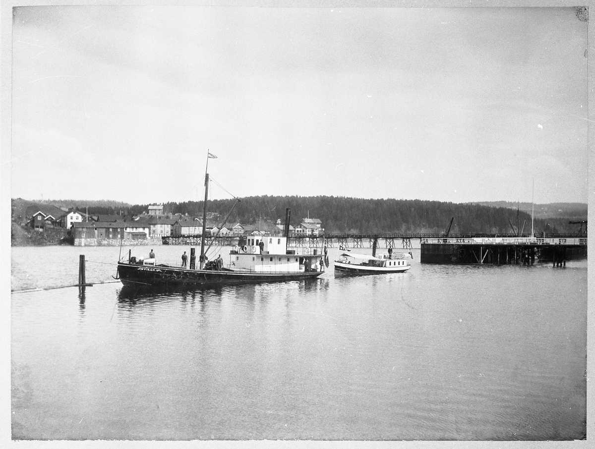 D.S "Viken" og D.S "Nord" ved Eidsvoll stasjon ca. 1900. I bakgrunnen ses Sundbrua og Eidsvoll sentrum. 
"Viken" ble anskaffet av et aksjeselskap i Totenvika i 1873. Det var en lastebåt på 90 brutto tonn.
"Nord" ble anskaffet av noen Gjøvik-folk i 1976. Den var en liten passasjerbåt på 18 brutto tonn.
