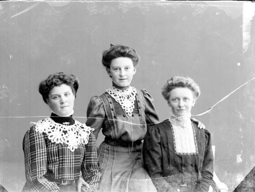 Gruppbild med tre unga kvinnor.