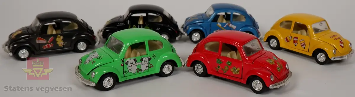 Seks miniatyrbiler av Volkswagen Type 1. Bilene har ulike farger og dekoreringer, og har hovedfargene gul, blå, rød, grønn og svart. Bilene er laget av metall med understell og detaljer i plast.
