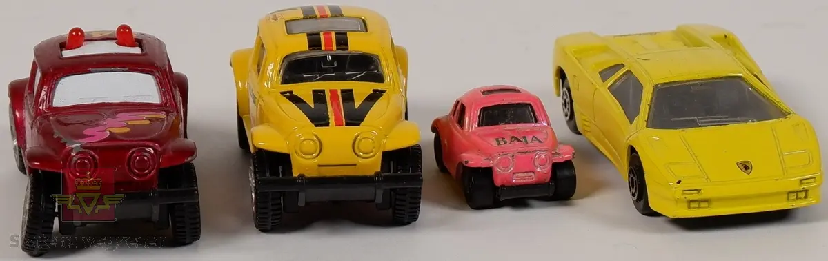 Fire miniatyrbiler i forskjellige farger. Tre av bilene er Volkswagen, mens den fjerde er en Lamborghini. Har hovedfargene gul, burgunder og rosa. Bilene er laget hovedsakelig i metall med understell og detaljer i plast.