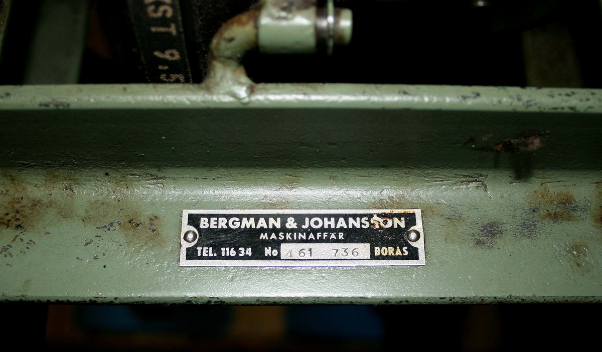 Flatstickmaskin (Bergomat). Nålbäddar från "Per Persson, Stockholm" samt 2 decklar. Maskinen byggd av Bergman & Johansson, Borås. Märkt: 
No. 461736. Wäfttrikå. Horisontell maskbildning. Försedd med tungnålar. Maskinen är utrustad med valsar, som ger väven ett jämnt nerdrag, samt motor med automatisk stoppfunktion. Spolställ för garn finns. 

Funktion: Stickning av 2 separata band (trikåtyg)
