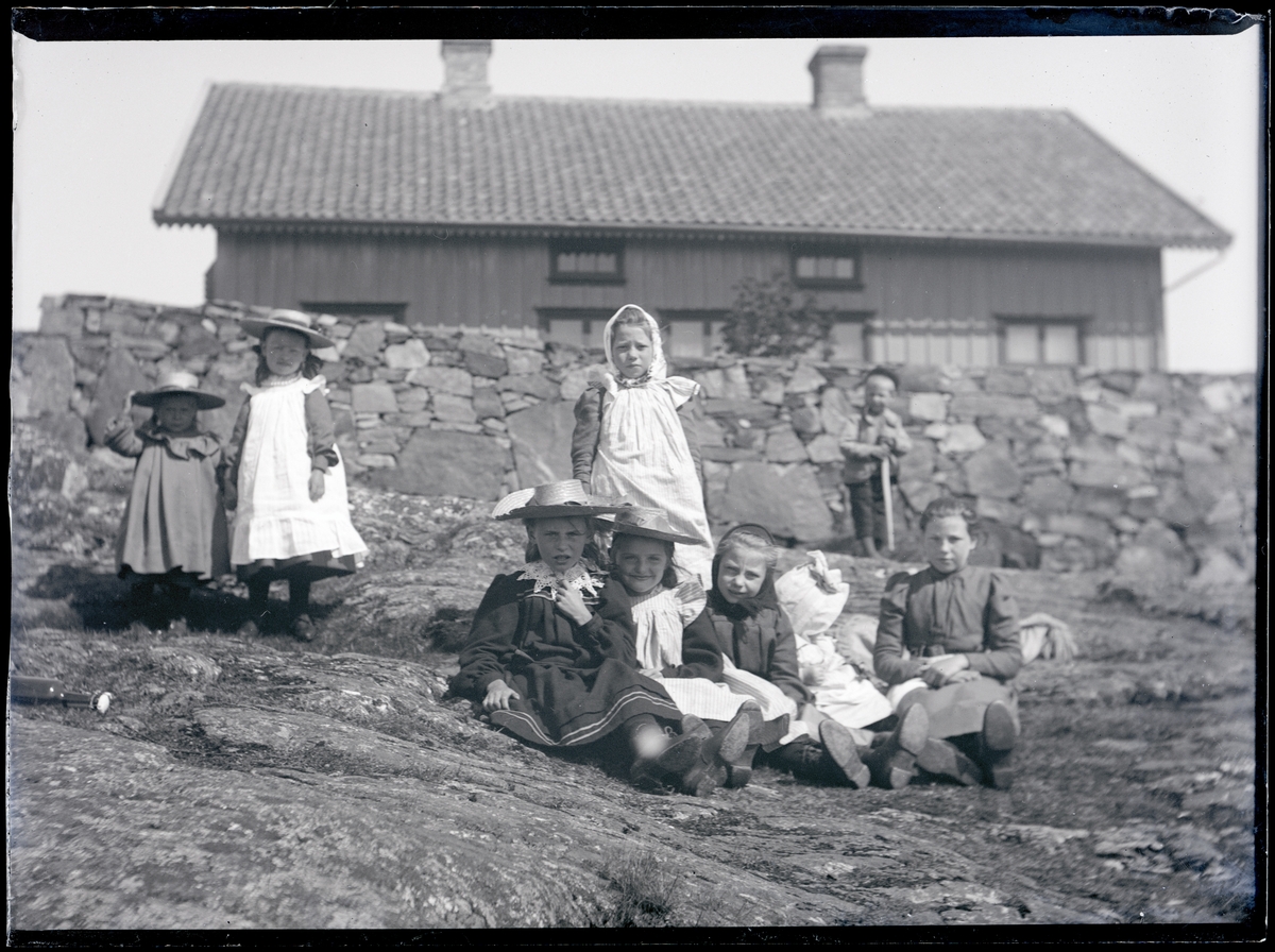 Enligt text som medföljde bilden: "Käringön. En grupp barn 29/5 1904."