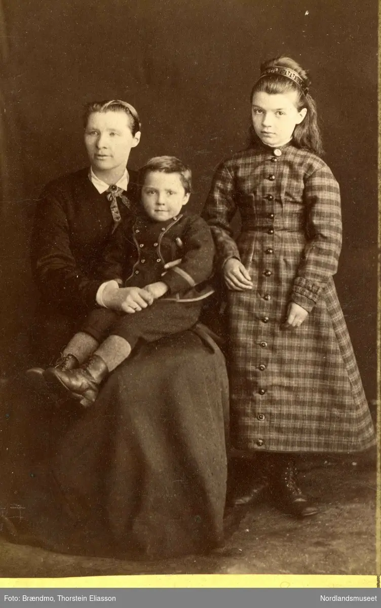 Portrett av ukjent kvinne og to barn.