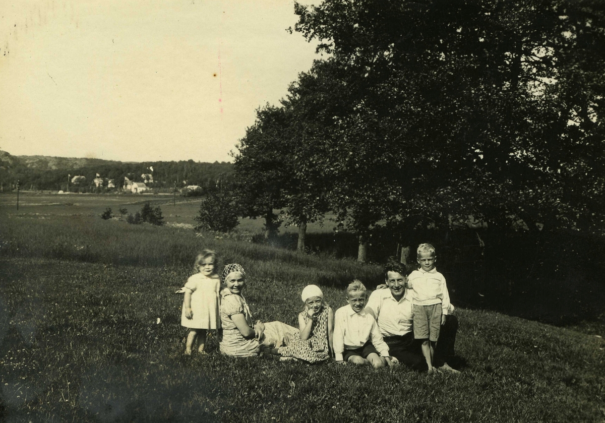 Sommargäster från Göteborg vid Heljered Sörgård "Skräddarns" 1930-tal. Husen i bakgrunden ligger på Kyrkbacken. Gården är riven och idag ligger Heljereds förskola på platsen.