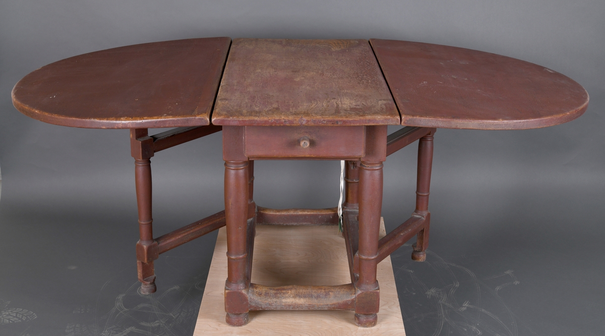 Klaffebord, klaffer med halvsirkel form, festet til hver langside av et rektangulært midtstykke.