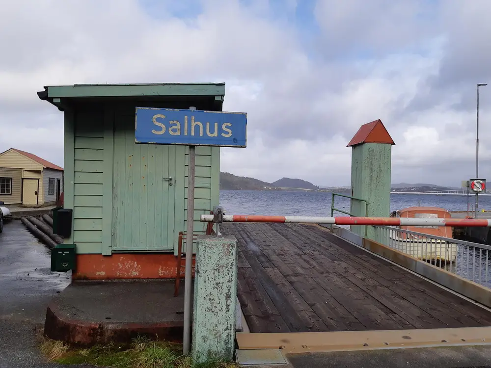 Salhus ferjekai. Trekai ved havet.