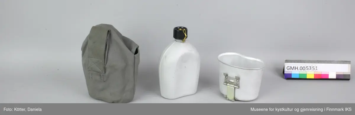 Feltflaskene er laget av aluminium og har en skrulokk av kunststoff. Lokket er festet med en kjede til flasken. Flasken står i en likeformet kopp. Koppen har en metallbøyle på undersiden som kan klaffes opp og sikres som håndtak. Den ene feltflasken har et trekk, et futteral, av grov, grå bomullsstoff som kan festes ved beltet og som kan lukkes med en trykknapp. Både flasker og futteralet er merket med forkortelsen SF som står for Sivilforsvaret. 