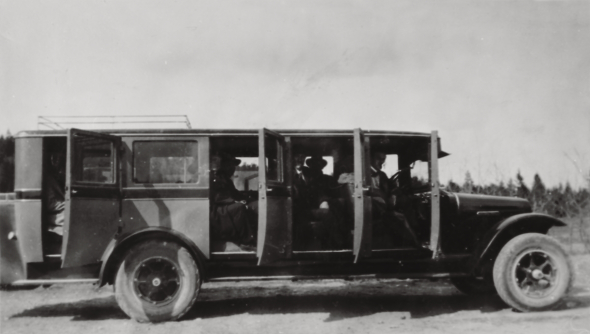 Snertingdal Auto's første buss m/styremedlemmer