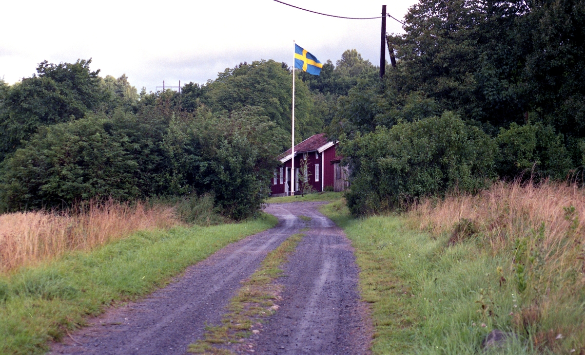 Långåker 1:3, cirka 1980 - 1985. Grusvägen upp till Hembygdsgården.