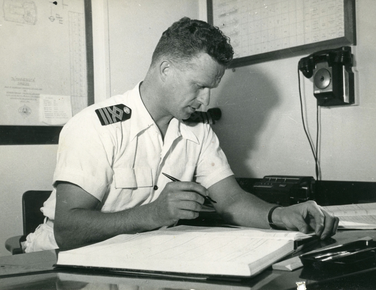 Sjökapten Björn Ekman (1913 - 1992), som överstyrman, på okänt fartyg 1950-tal. Han bodde med hustrun Mary (1920 - 1988) i Vommedal Östergård "Petters" (nu Streteredsvägen 43).