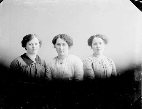 Grupporträtt, bröstbild av tre unga kvinnor.