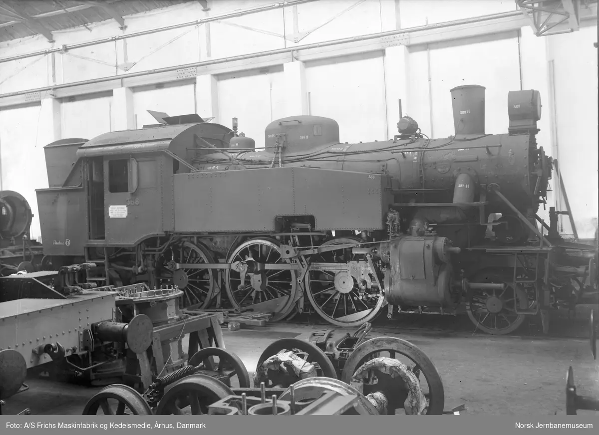 Damplokomotiv type 32c nr. 388 inne til revisjon/reparasjon i verkstedhallen hos A/S Frichs Maskinfabrik og Kedelsmedie, Århus, Danmark