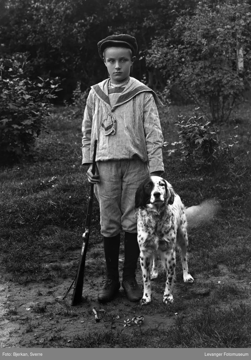 Portrett av Einar Mohn med hund