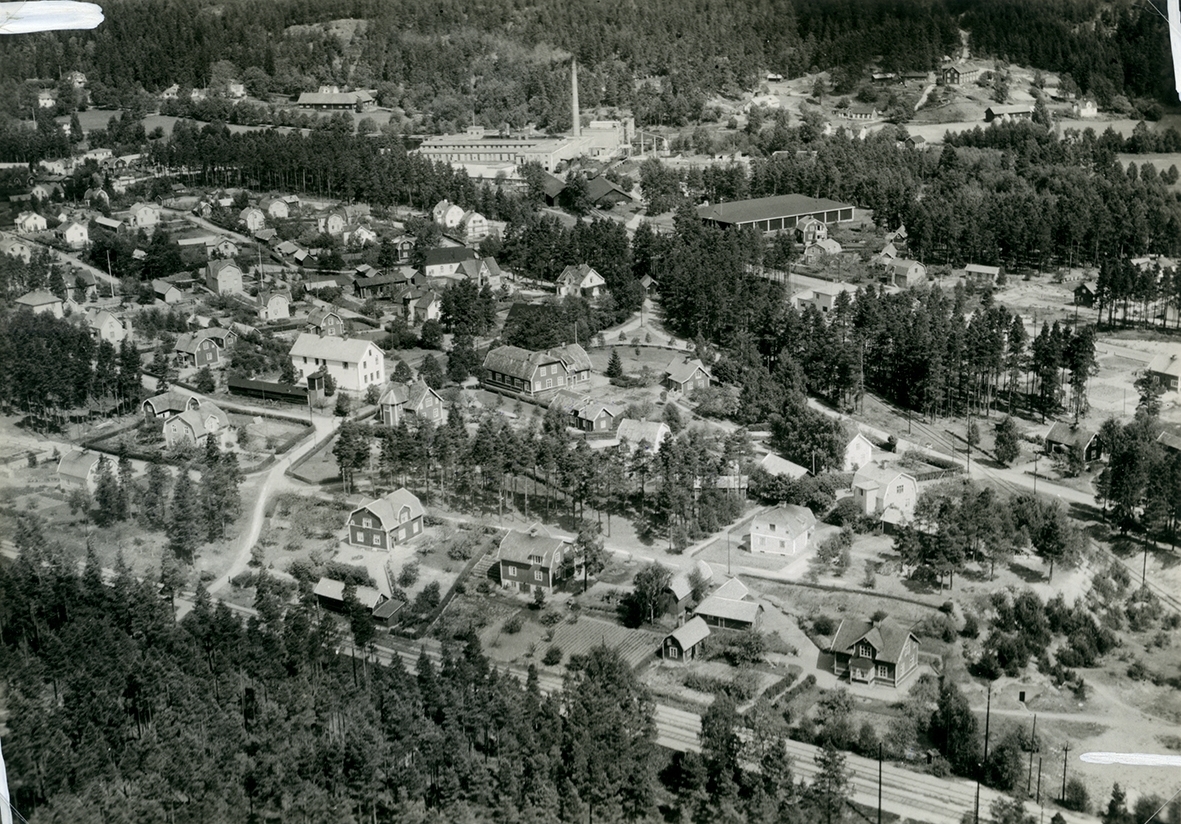 Flygfoto över Silverdalen. Bilden visas obeskuren och beskuren till vykort.