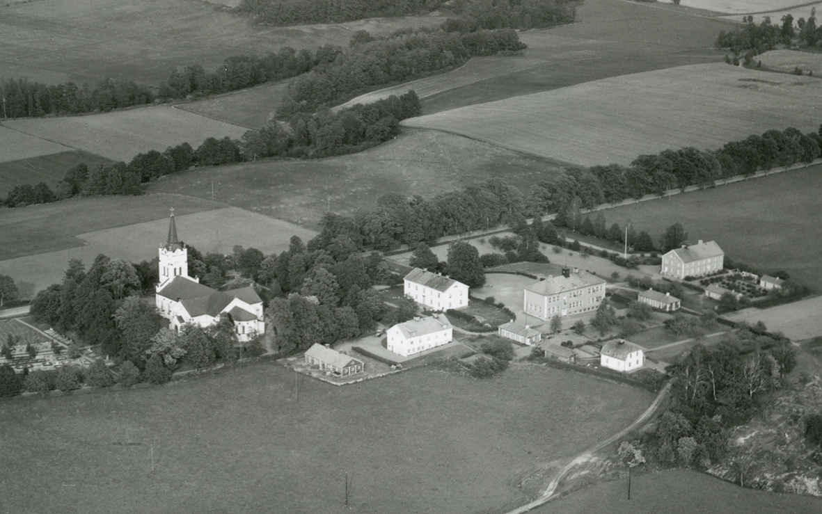 Flygfoto över Västra Eds kyrka. Original och bilden beskuren för vykort.