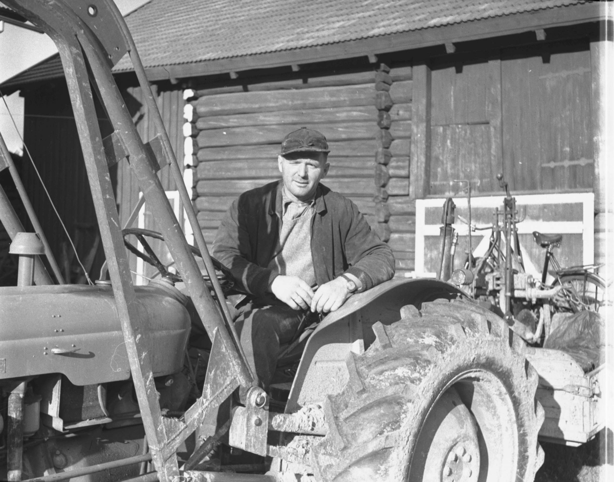 Tynset, Portrett, Mann sitter på traktor med Østerdalslue