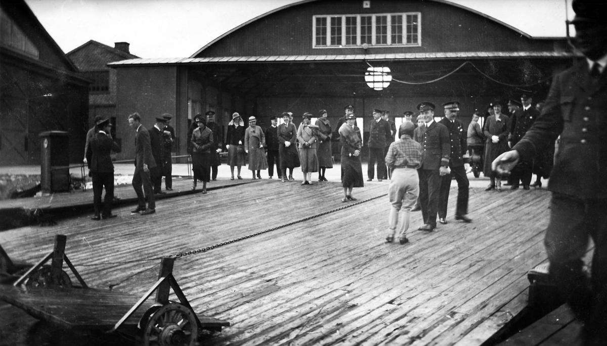 Folksamling vid slip och hangar på F 2 Karlskrona flygstation på Stumholmen, vid Charles Lindberghs och Anne Morrow Lindbergs besök i september 1933.