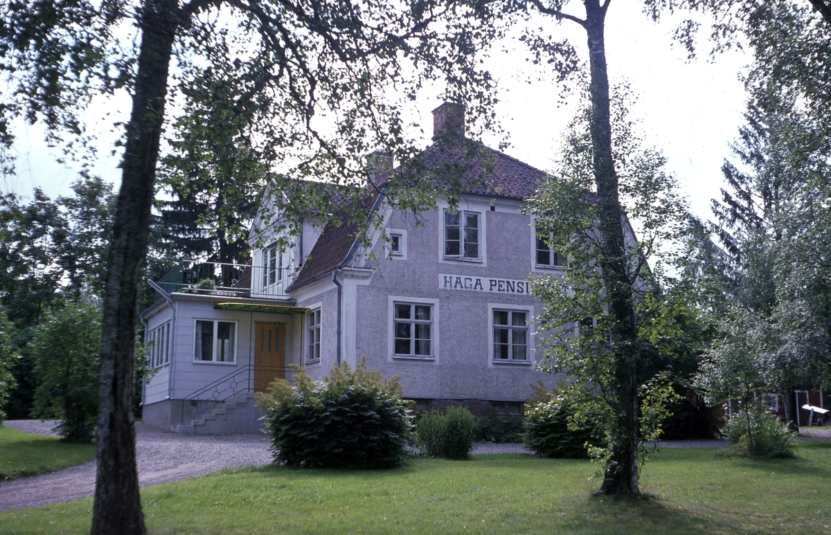 Haga pensionat i Hällestad uppfördes 1924 av häradsdomare Karl Albert Andersson och inrymde då förutom bostadslägenhet fem så kallade resanderum, matsal samt gäst- och läsrum. Här har tiden nått sommaren 1962.