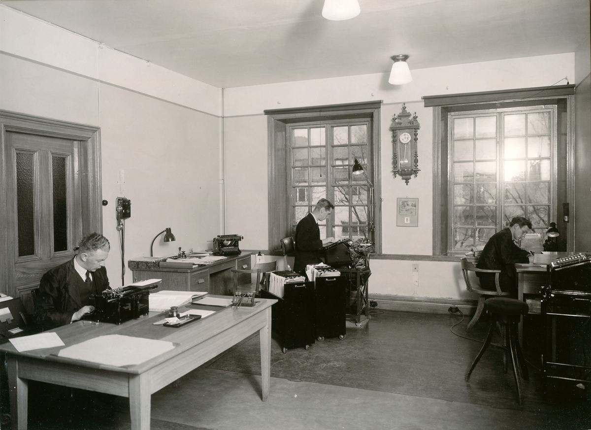 Kontoret på Alingsås bomullsväveri, gamla fabriken vid Södra Strömgatan. Från vänster: Strassman (kontorist), Gunnar Persson (kontorist) och Åke Larsson (kontorist).