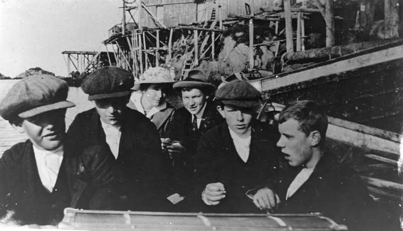 Ungdom i båt. Kaare Hals, Halvard, Haakon, Gerd, Karl og Aage