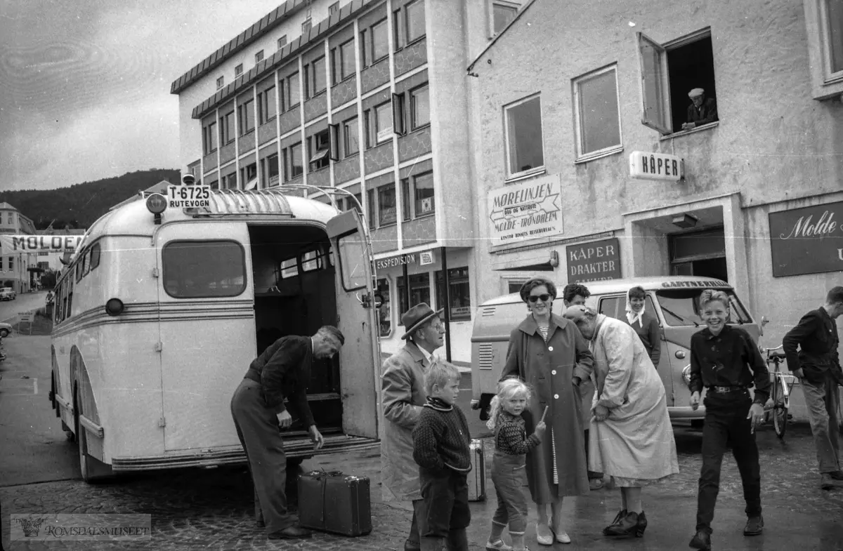 "juli 1959".Bussen er en Volvo tilhørende Angvik Auto.