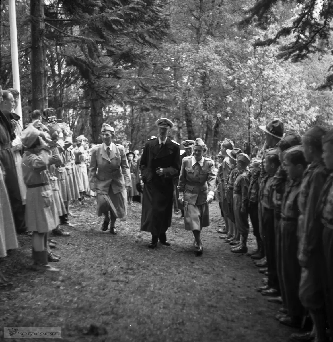 "Avdukingen av monumentet ved Kongebjørka i 1955. Med Kong Haakon, Kronsprins Olav, fylkesmann Oksvik, lottene osv."