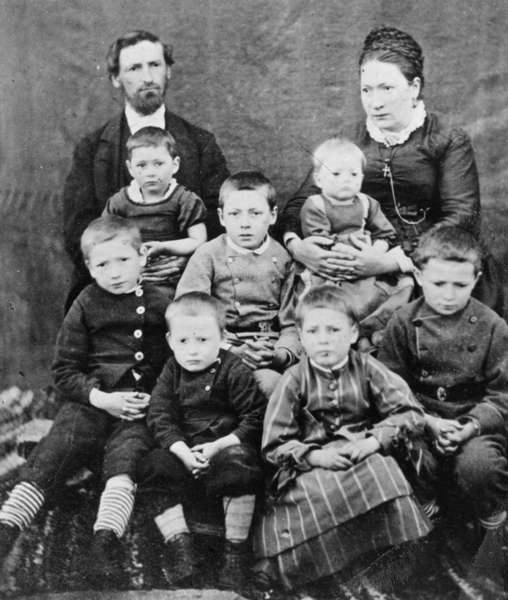 Ekteparet Nils Aall og Mathilda Dahl fra Skogsøya i Øksnes med 7 av sine 10 barn. Usikkert hvilke 7. Sannsynligvis de 7 eldste