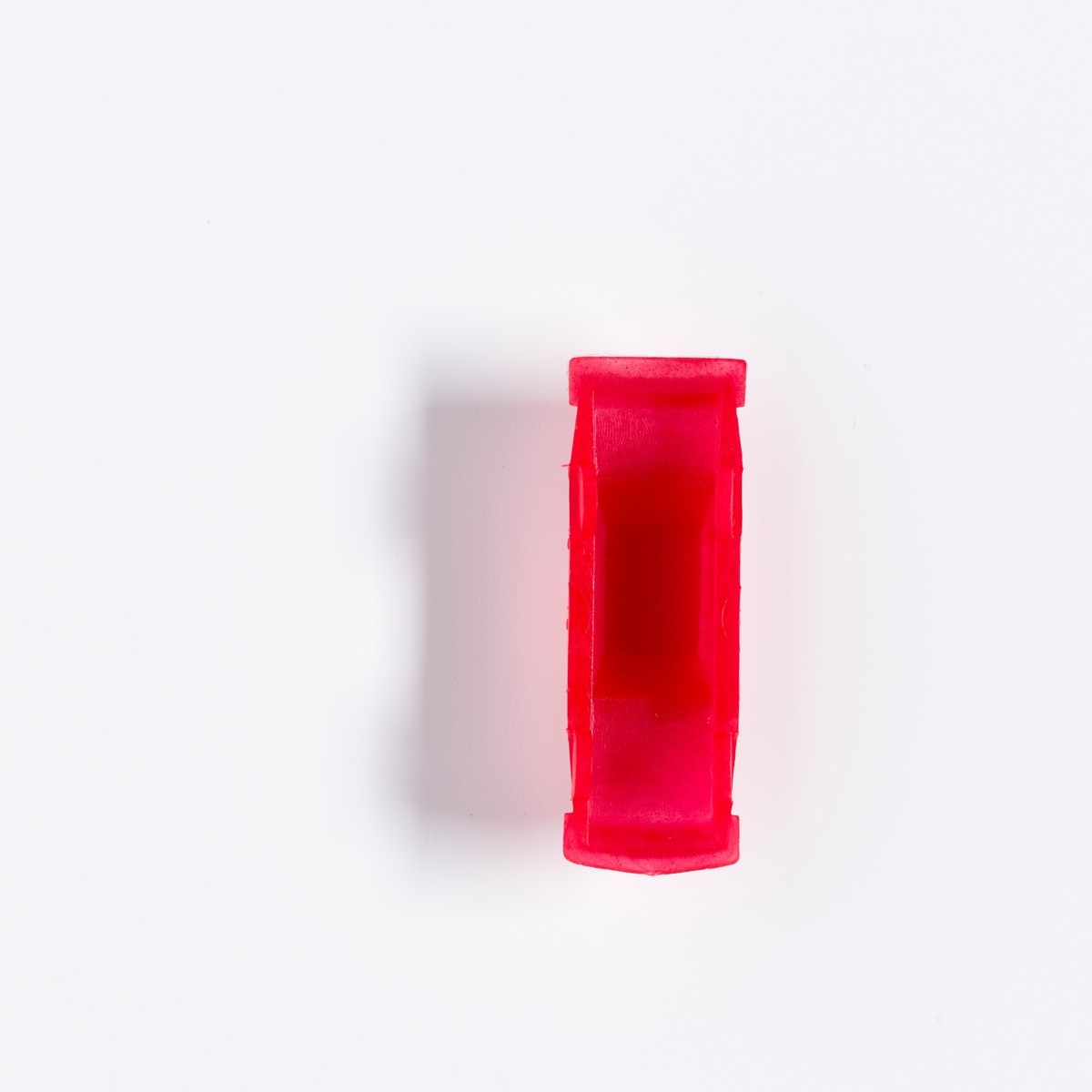 En spillbrikke i rød plast formet som en bil. 

Brettspillet fungerer på samme måten som spillet Monopol. Her er spillet plassert i Skedsmo kommune og man kan kjøpe lokale firmaer og butikker. Spillet er produsert av Strømmen menighet i samarbeid med Tria-Aktiv. Overskuddet fra salget gikk til ungdomsaktiviteter.