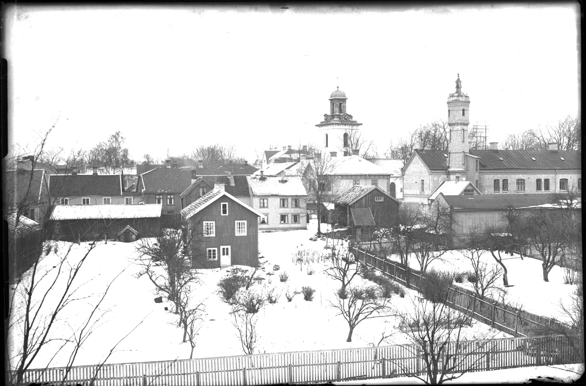 Fotografi taget från Bomullsväveriets tak med utsikt mot kyrkan och Väktaregården med dess torn.