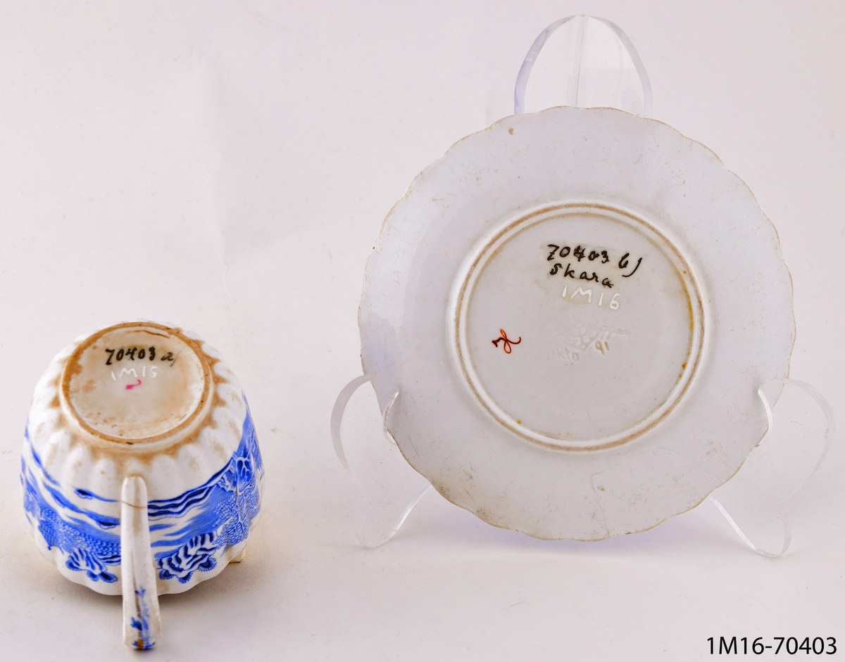 Kaffekopp med fat, vit med blå dekor, kineserier. Dekor: Willow
Tillverkare: Gustafsberg