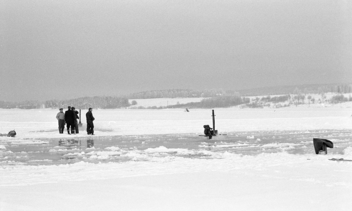 Sprøyting av isen etter tråkking. Vingersjøene, Kongsvinger, Hedmark.