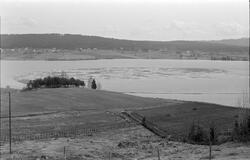 Lense med tømmer ved Kilåas utløp i innsjøen Råsen i Nord-Od