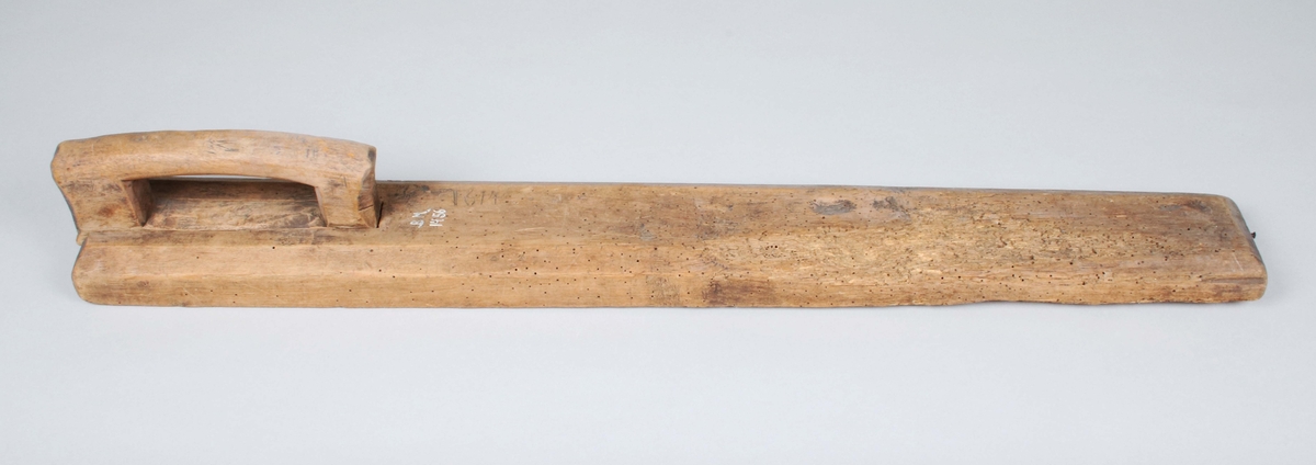 Mangelbräde i trä. Avlångt, med fasade sidor och infällt handtag. På ovansidan skuret: 1614. Skadad. Kraftigt maskstungen.

Mangelbräde eller kavelbräde är ett redskap av trä som använts för mangling av textilier. Mangelbrädet användes tillsammans med en kavel, en slät rulle av trä. Den textil som skulle manglas, rullades upp på kaveln, på ett bord eller annat slätt underlag. Under hårt tryck, rullades kaveln med hjälp av mangelbrädet, fram och tillbaka över bordet. (Wikipedia)