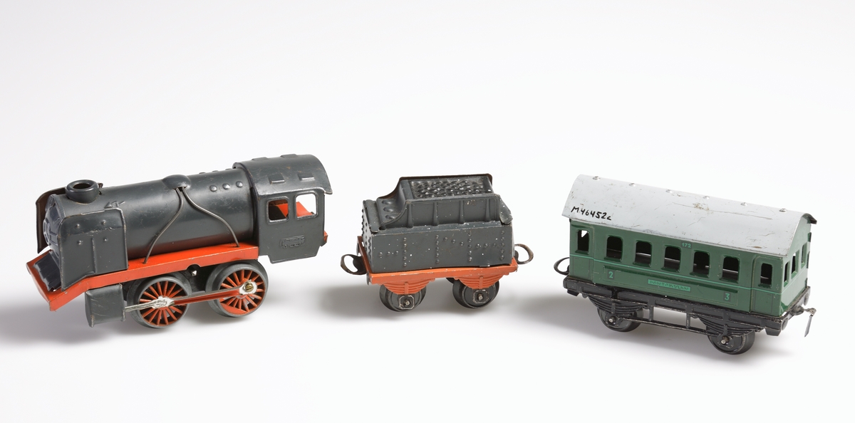 Passagerarvagn tillhörande tågset i tre delar, tillverkad i pressad tunnplåt. Vagnen består av ett välvt gråmålat tak, grön vagnskorg och svart underrede, samt försedd med fyra hjul. På vagnssidorna finns målade nummer som anger 2:dra resp. 3:djeklass.
Inskrivet i huvudkatalog 1982.