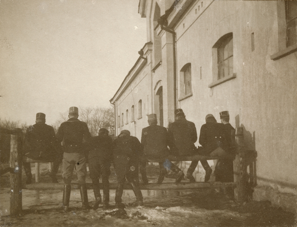 Gruppbild med soldater vid en byggnad.