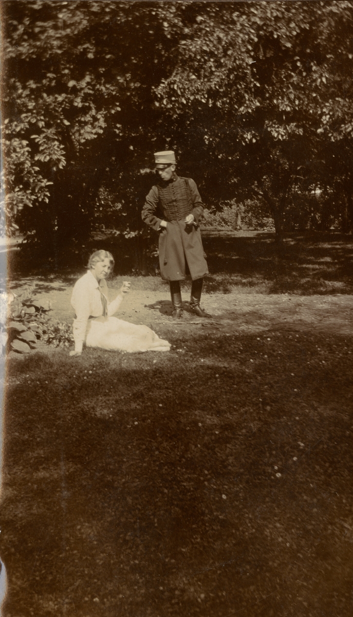 En soldat och en kvinna i park.