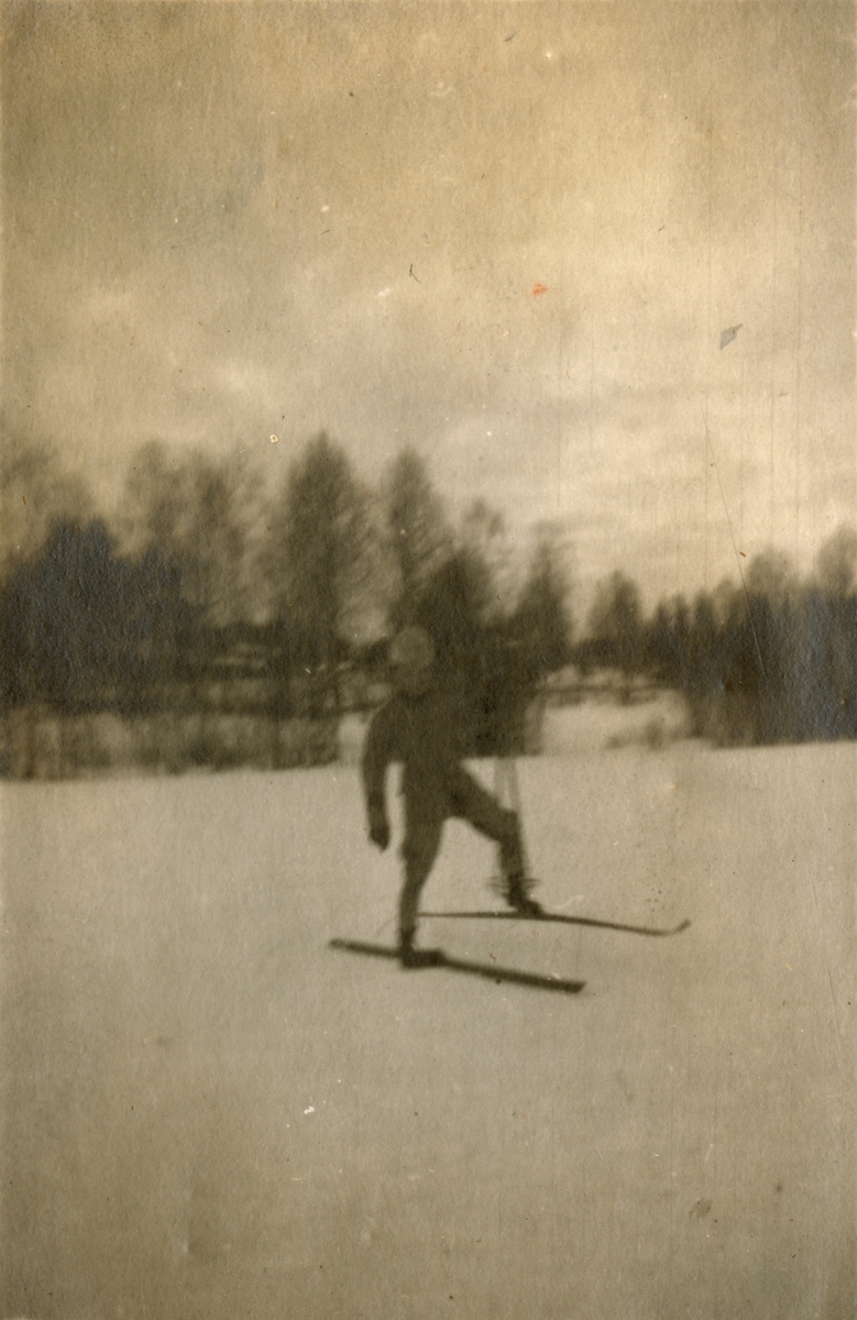 Soldat på skidor.