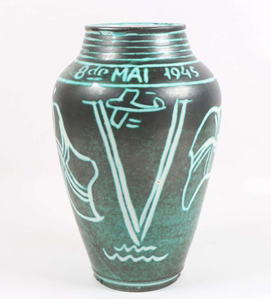 Vase i grønn keramikk med hvit dekor/skrift.