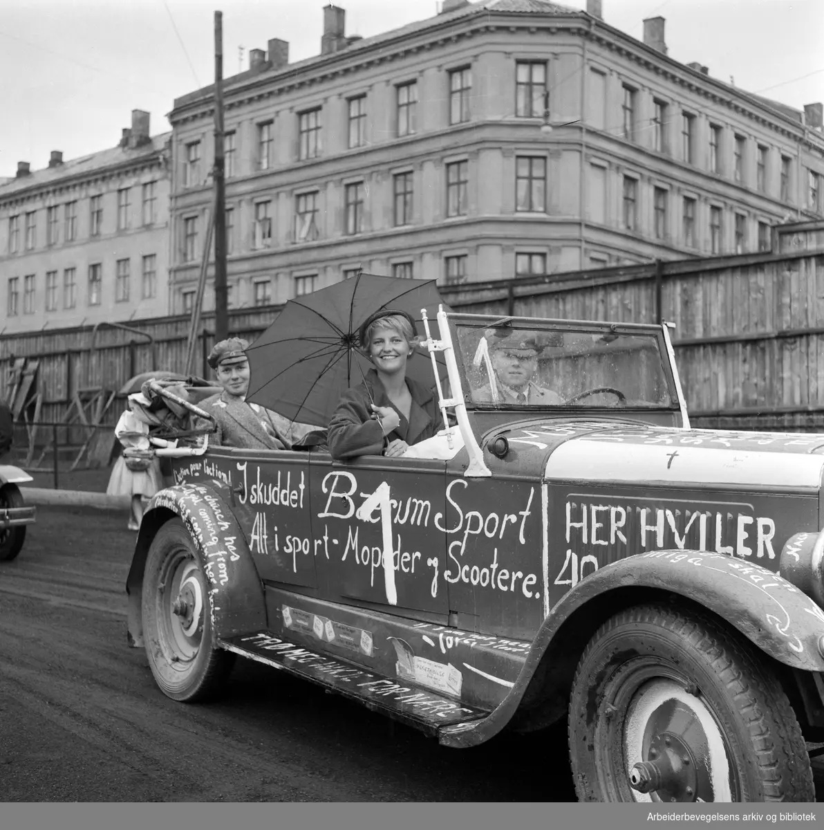 Russebilløpet "Red Car Rally" på Dælenenga idrettsplass, lørdag 30. mai 1959. Russefeiring. Veteranbilløp.