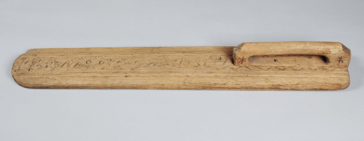 Mangelbräde i ek. Handtag infällt, intappat; inbrända zig-zaglinjer och rundlar; Profilerade långkanter: På ovansidan skuret: "A 1782 PI" (Gunnar Blomgren)

Mangelbräde eller kavelbräde är ett redskap av trä som använts för mangling av textilier. Mangelbrädet användes tillsammans med en kavel, en slät rulle av trä. Den textil som skulle manglas, rullades upp på kaveln, på ett bord eller annat slätt underlag. Under hårt tryck, rullades kaveln med hjälp av mangelbrädet, fram och tillbaka över bordet. (Wikipedia)