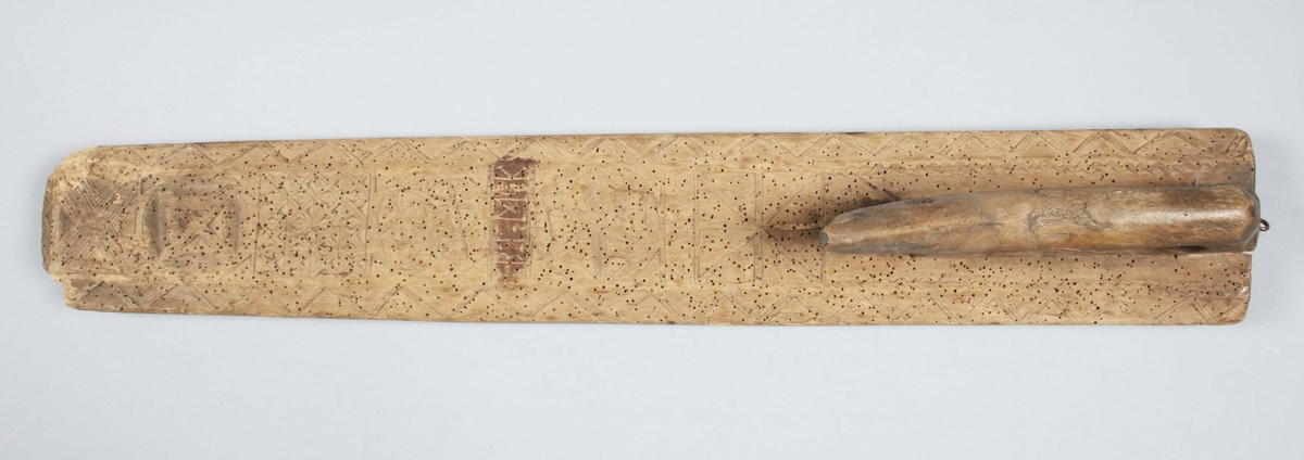 Mangelbräde i brunbetsat trä. Färgslitage, kraftigt maskstunget. Framändens kanter skadade. Hela ytan täckt med bladrosetter och rutor; längs de fasade kanterna zig-zagbård; handtag infällt i hästform; på namnskylten spår av brun färg. På ovansidan skuret: "BLMK ANO 1780" (Gunnar Blomgren)

Mangelbräde eller kavelbräde är ett redskap av trä som använts för mangling av textilier. Mangelbrädet användes tillsammans med en kavel, en slät rulle av trä. Den textil som skulle manglas, rullades upp på kaveln, på ett bord eller annat slätt underlag. Under hårt tryck, rullades kaveln med hjälp av mangelbrädet, fram och tillbaka över bordet. (Wikipedia)