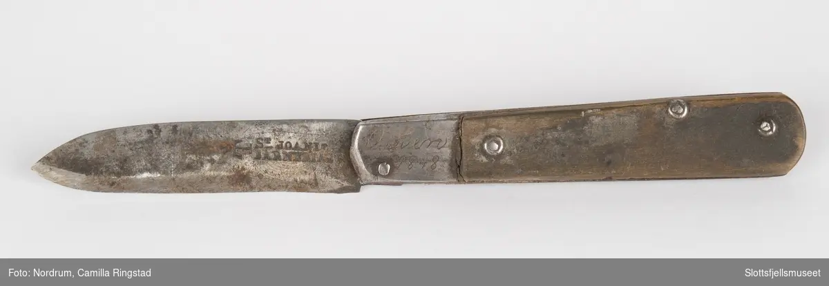 Kniv med ett blad. Håndtak belagt med bein. Bladet er merket: St Joanis Barnerais". Håndtaket er merket: O. OLSEN 1848.