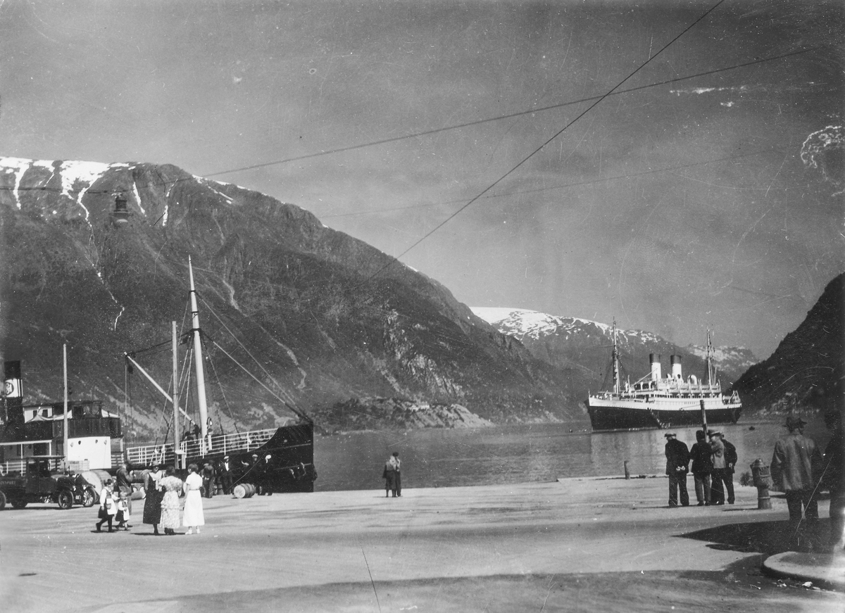 Passasjerskip i Odda hamn. Kring 1925.