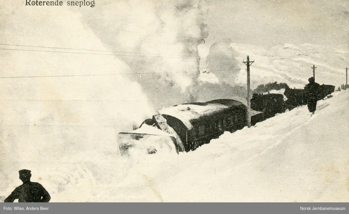 Dampdrevet roterende snøplog i arbeid, skjøvet av to eller tre damplokomotiver