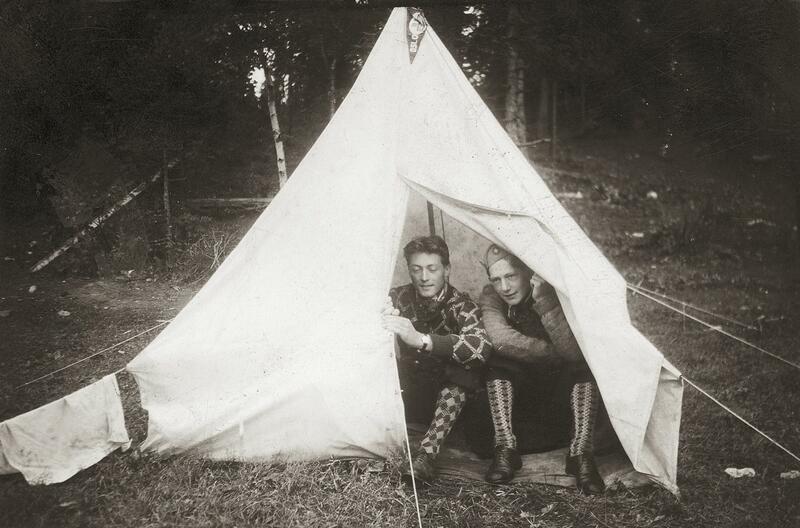 To personer sitter i et telt.